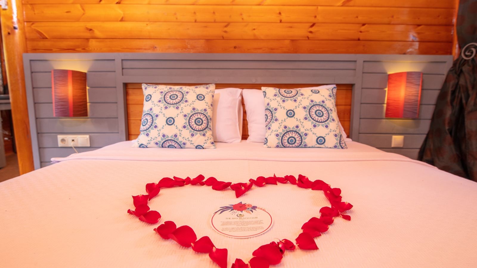 rooms-deluxe-bungalow