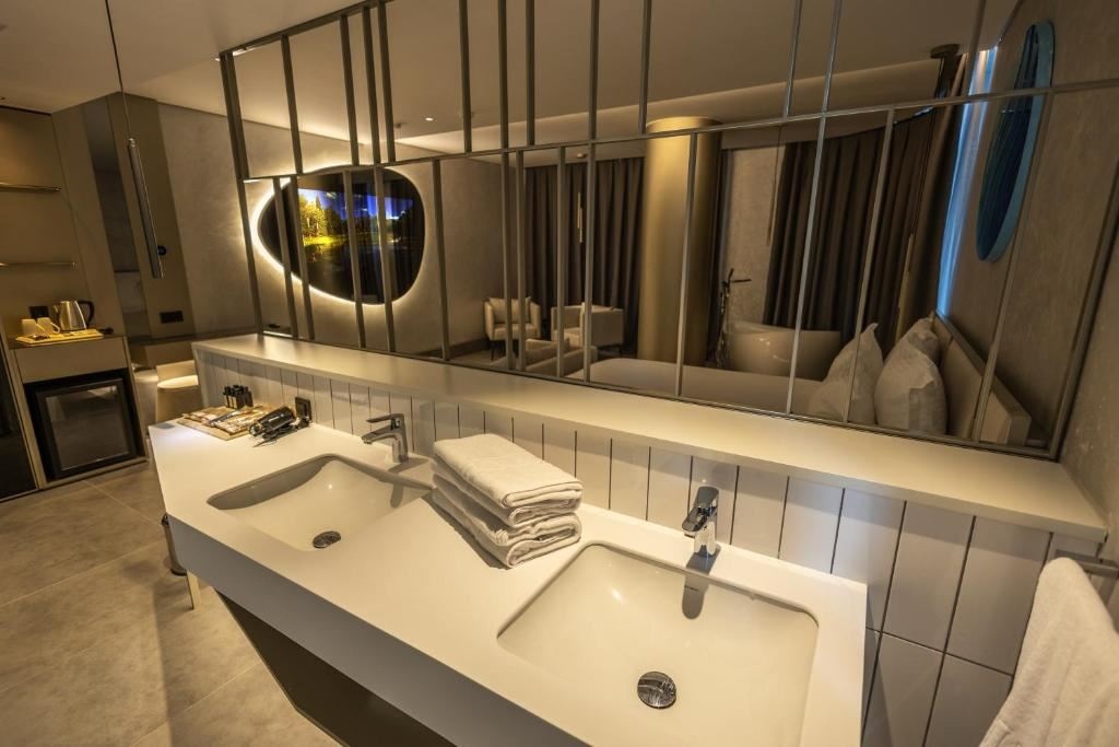 rooms-honeymoon-suite