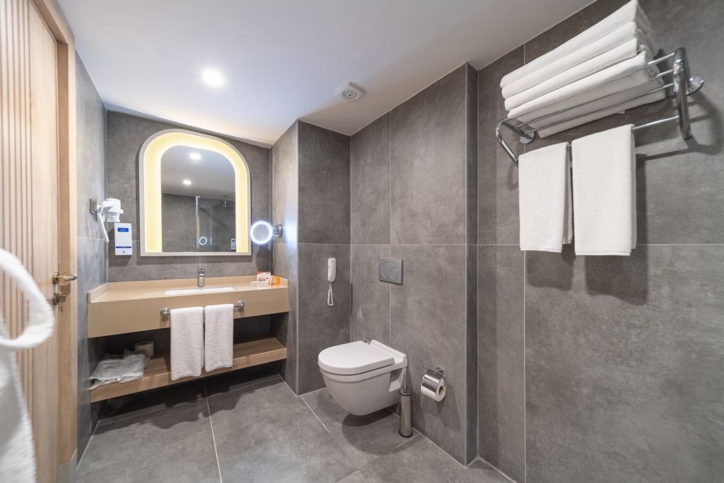 rooms-villalake-family-room-pool-view