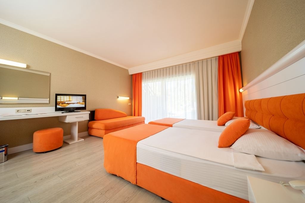 rooms-villalake-standard-room-garden-view