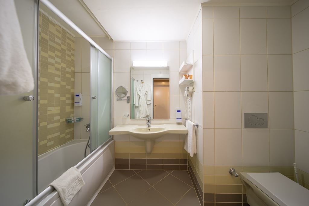 rooms-villalake-standard-room-garden-view