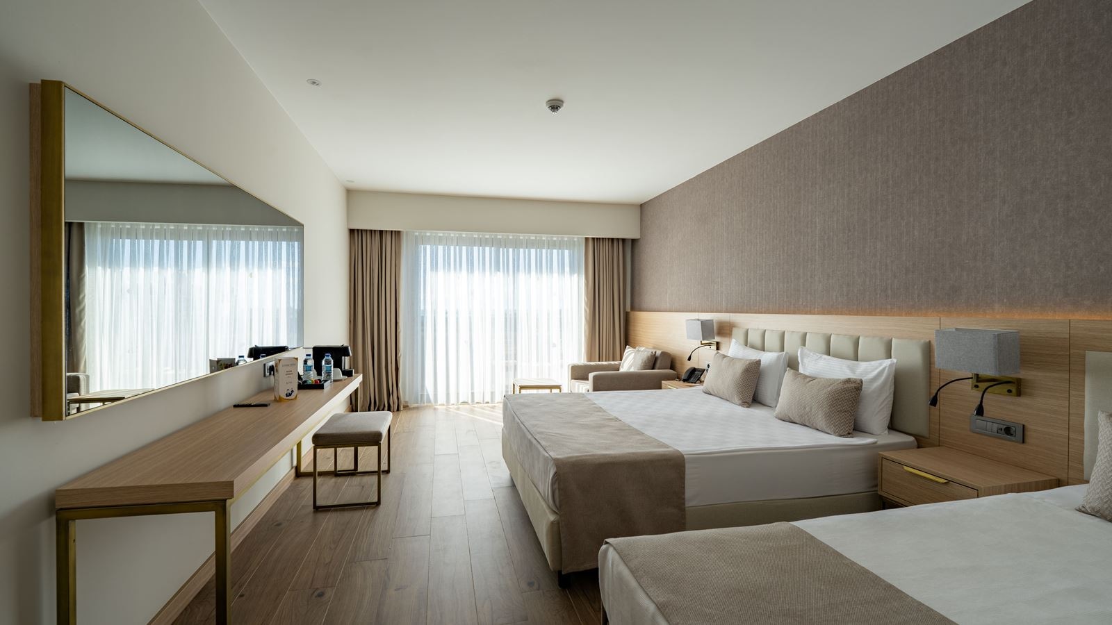 rooms-deluxe-side-sea-view