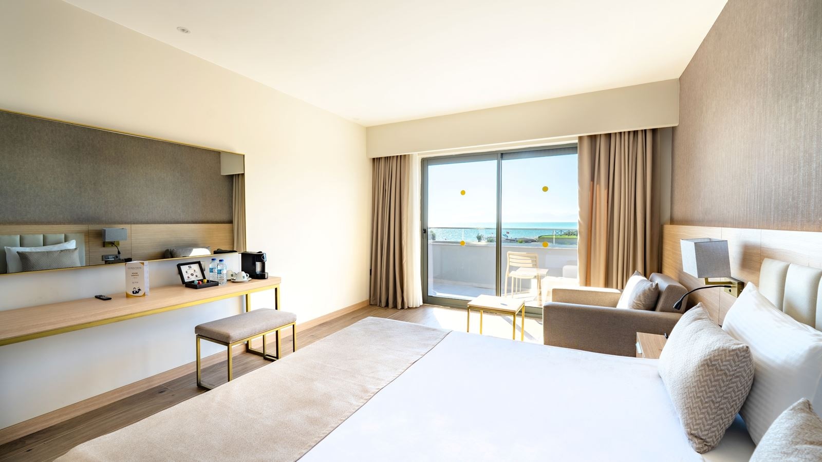 rooms-deluxe-side-sea-view