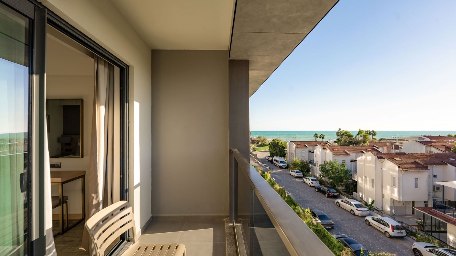 rooms-deluxe-side-sea-view