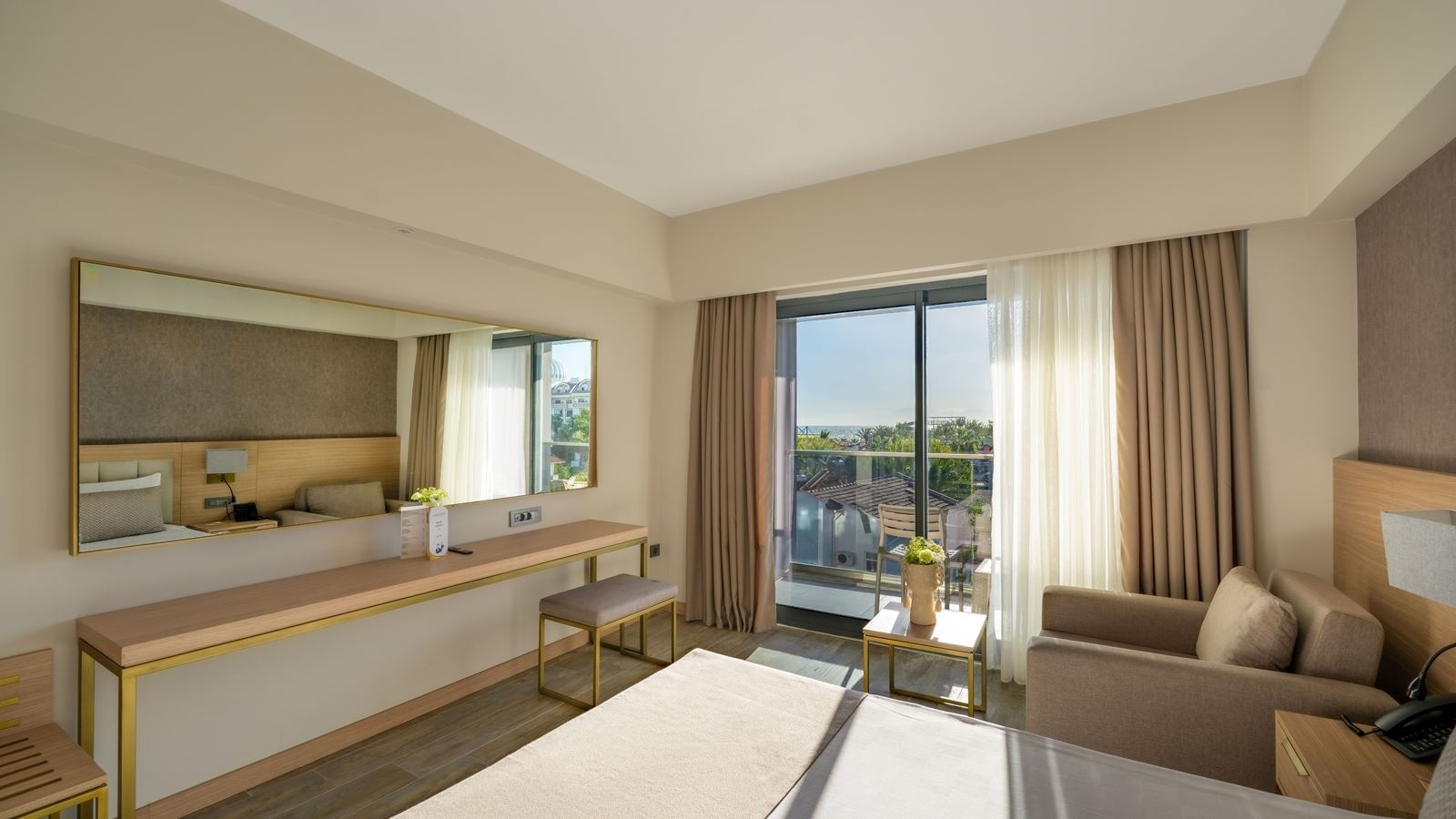 rooms-deluxe-side-sea-view