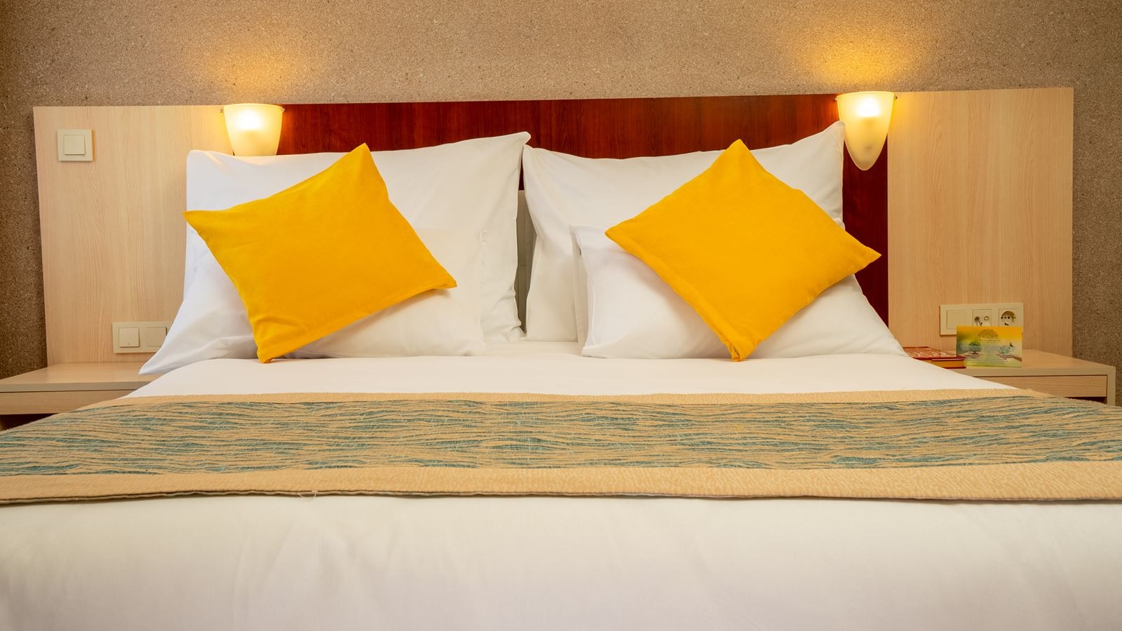 rooms-standard-room-pool-side-view