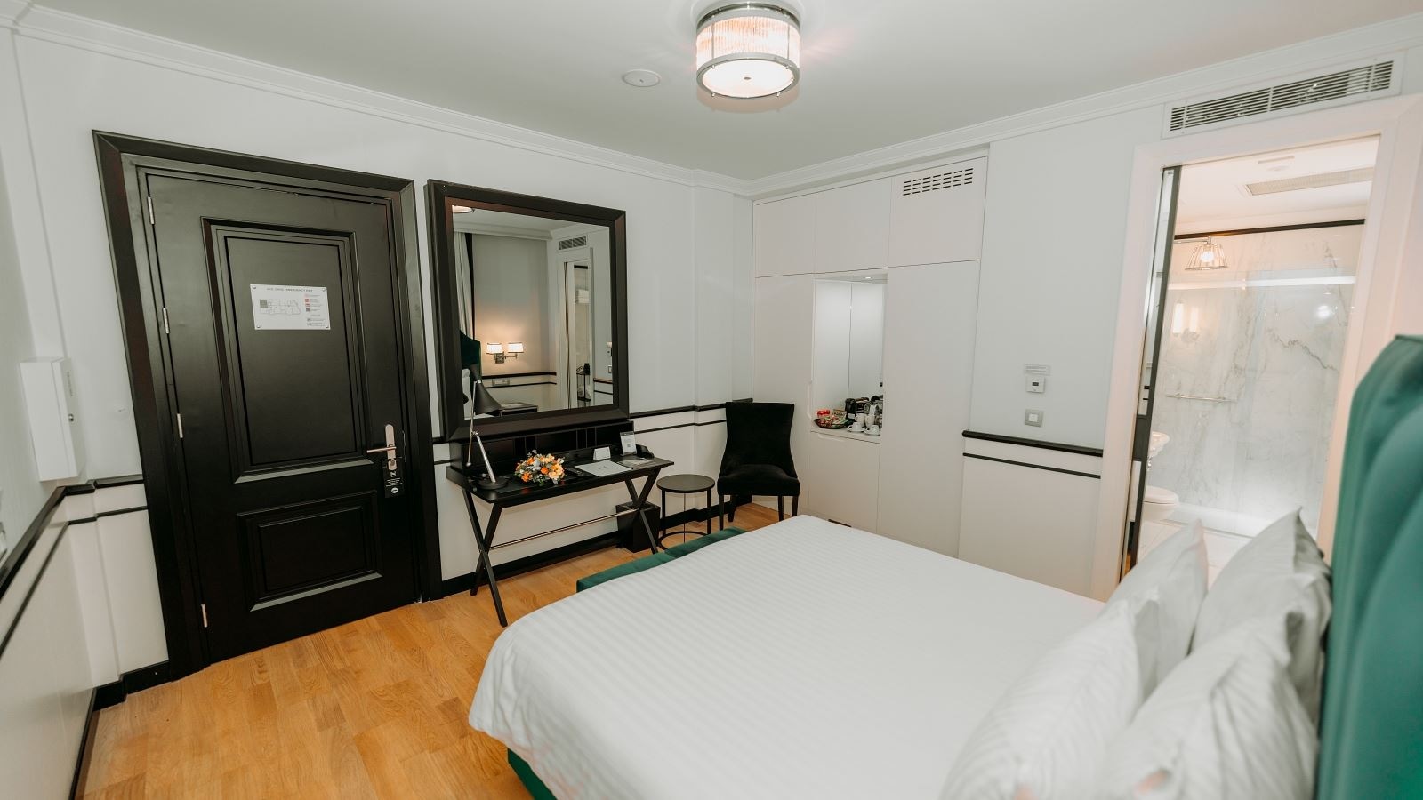 rooms-deluxe-french-arka-cephe