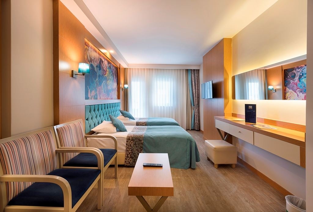 rooms-family-room-land-view-2-bedrooms