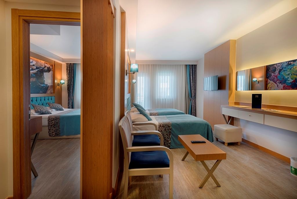 rooms-family-room-land-view-2-bedrooms