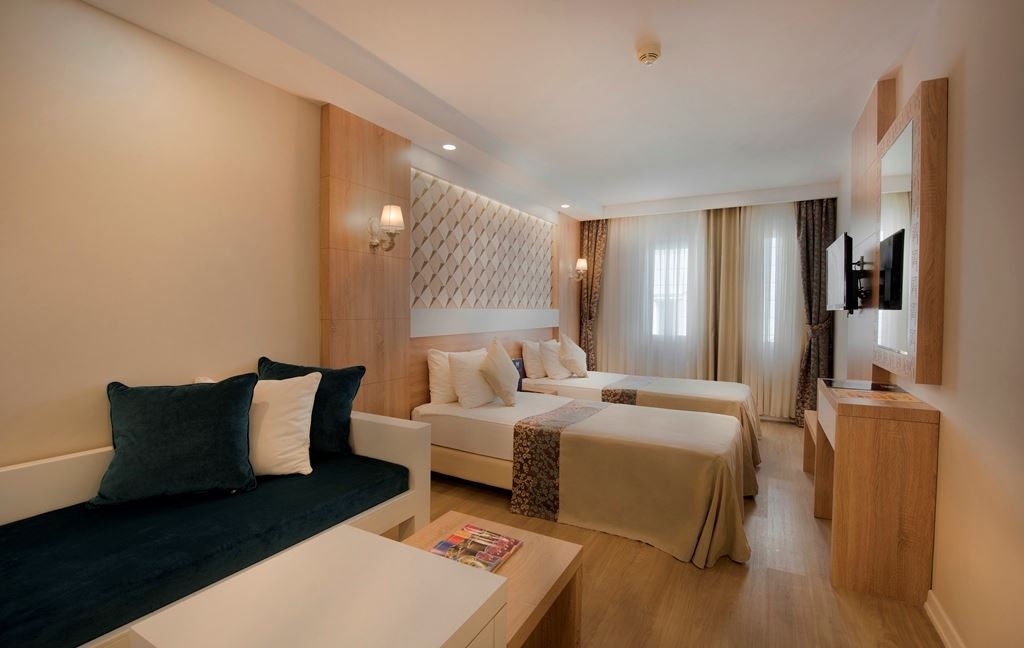 rooms-family-room-land-view-2-bedrooms