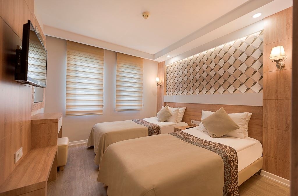 rooms-family-room-land-view-2-bedrooms