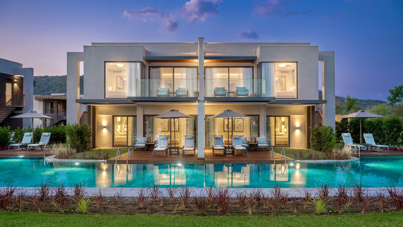 rooms-lake-house-family-swimup