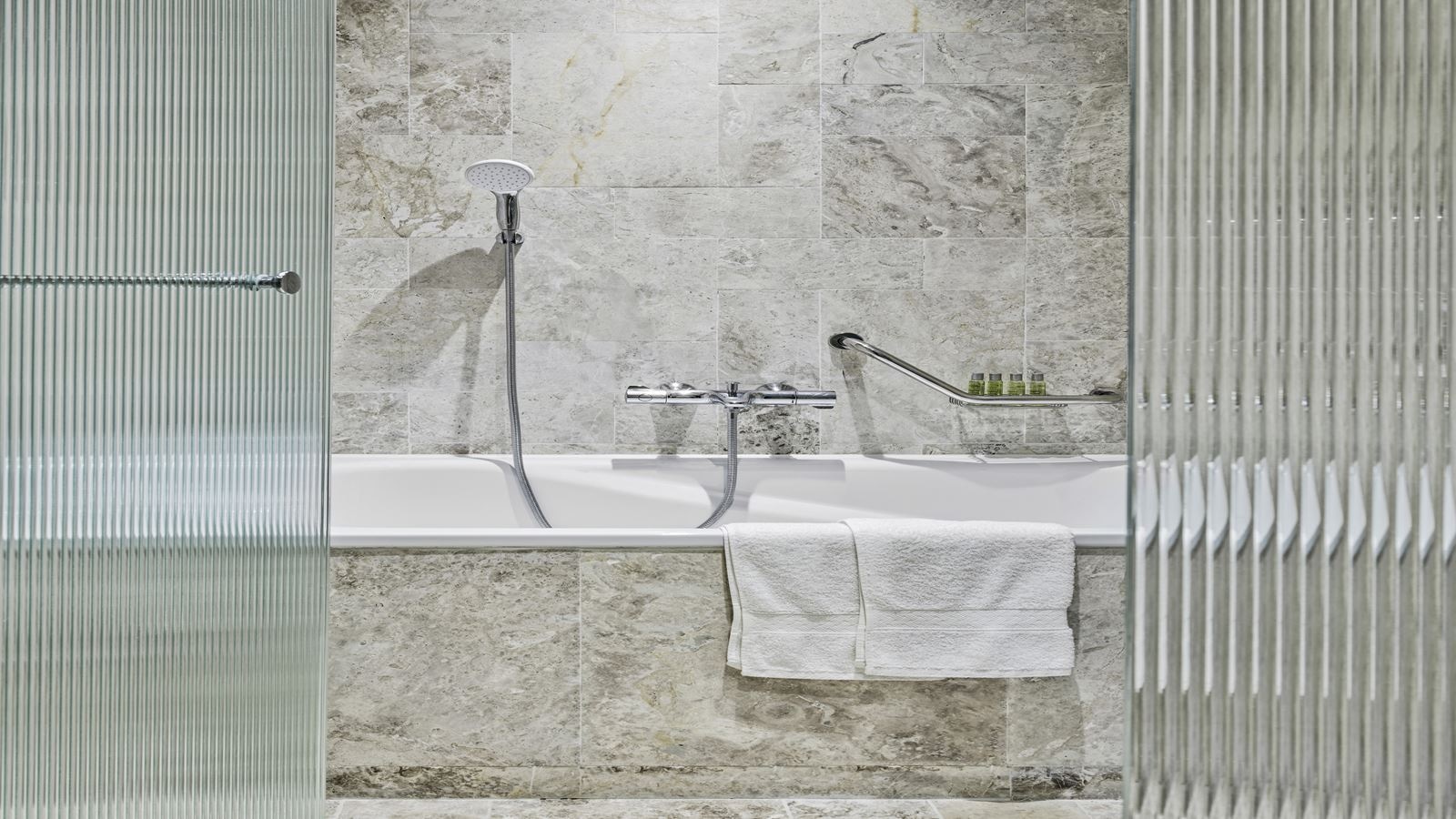 rooms-lake-house-family-swimup