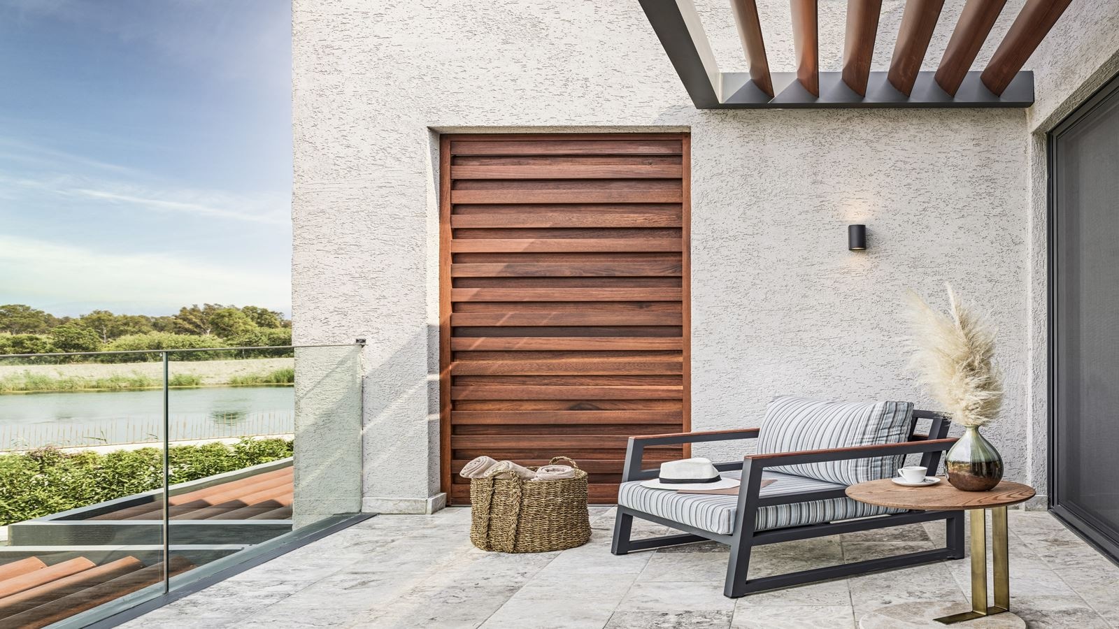 rooms-lake-house-room-swimup-via-stairs