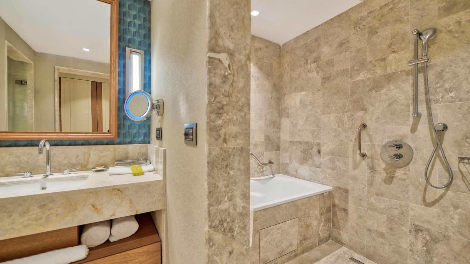 rooms-lake-house-room-swimup-via-stairs