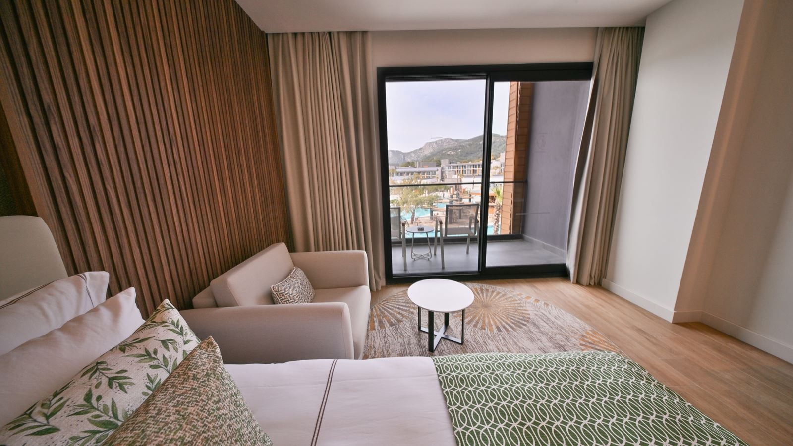 rooms-standard-room-pool-view