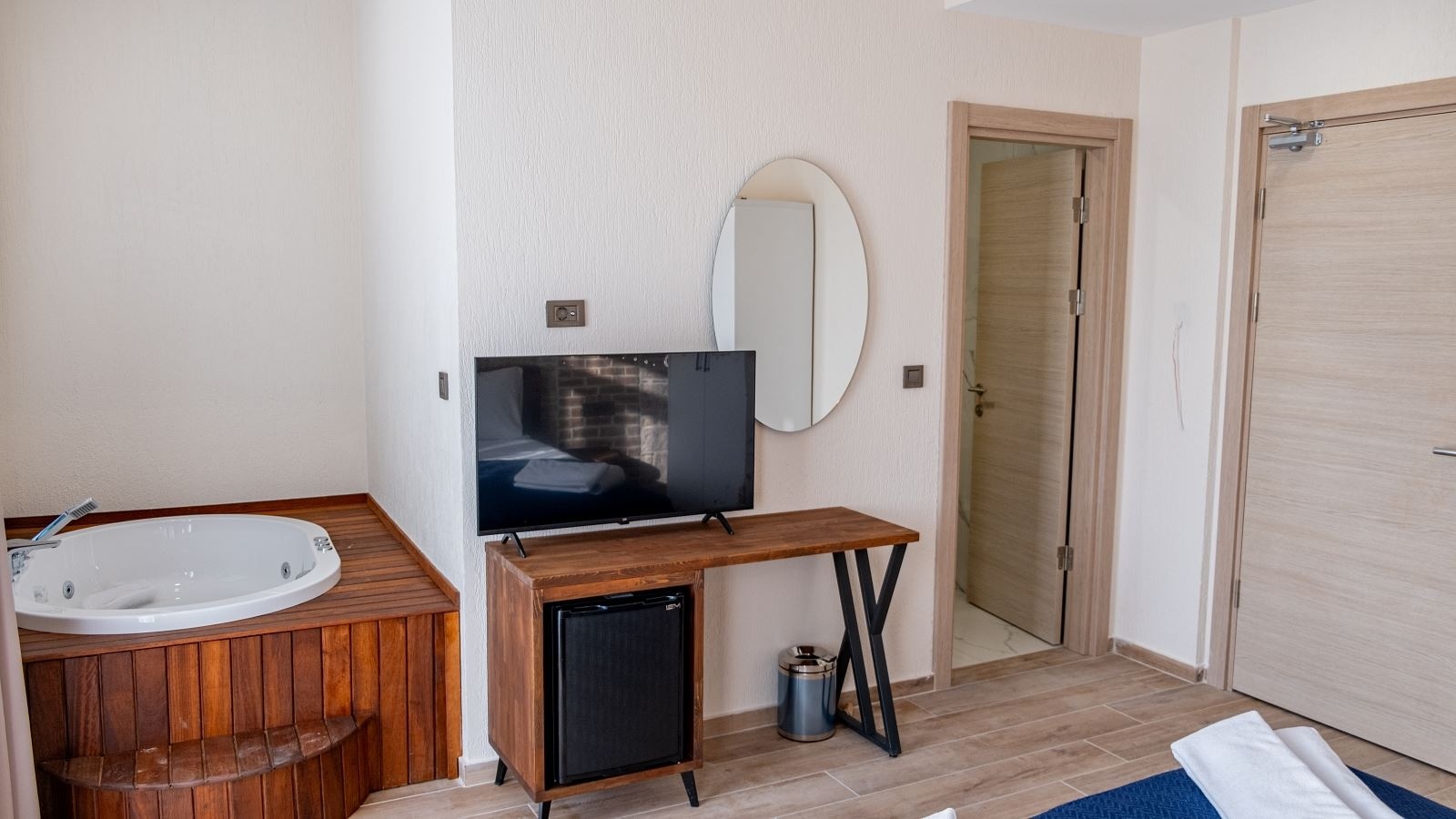 rooms-jakuzili-deluxe-oda