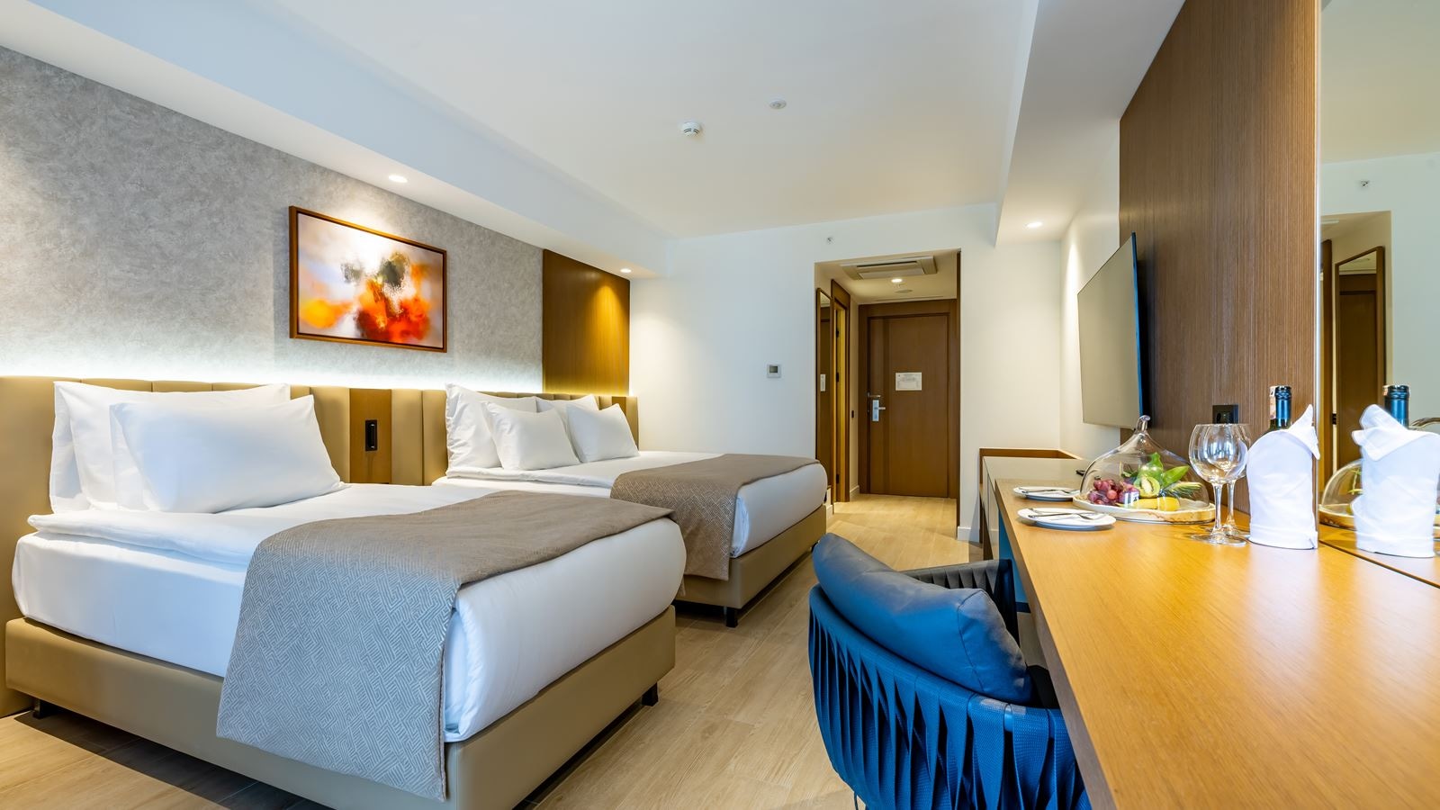 rooms-deluxe-room-landview