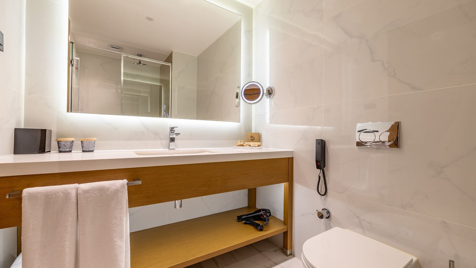 rooms-deluxe-room-landview