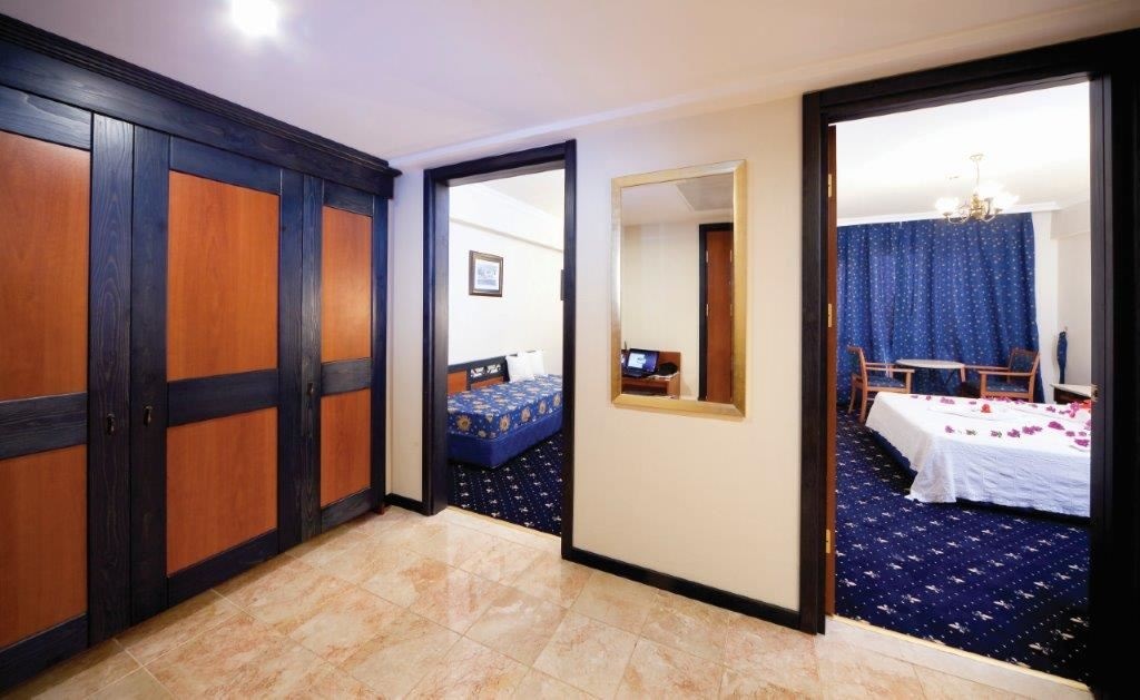 rooms-coral-family-room-land-view