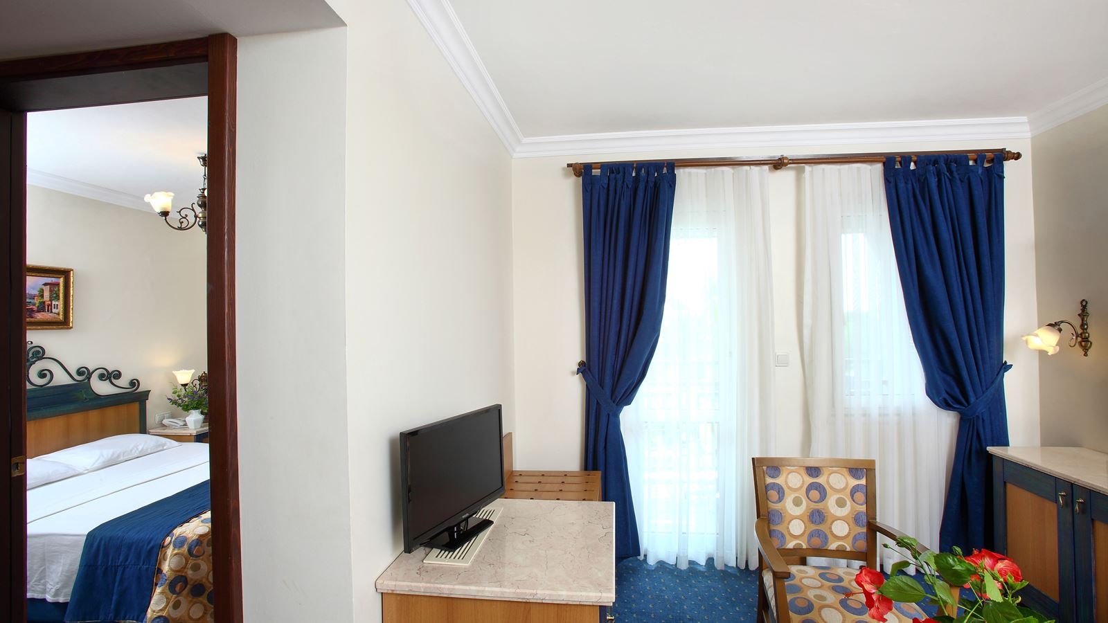 rooms-family-room-land-side