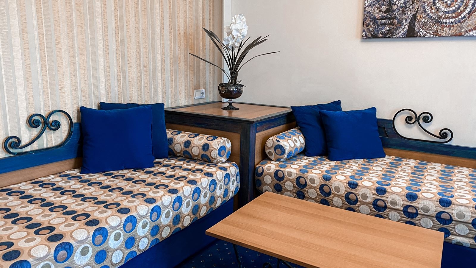 rooms-coral-room-family-land-view