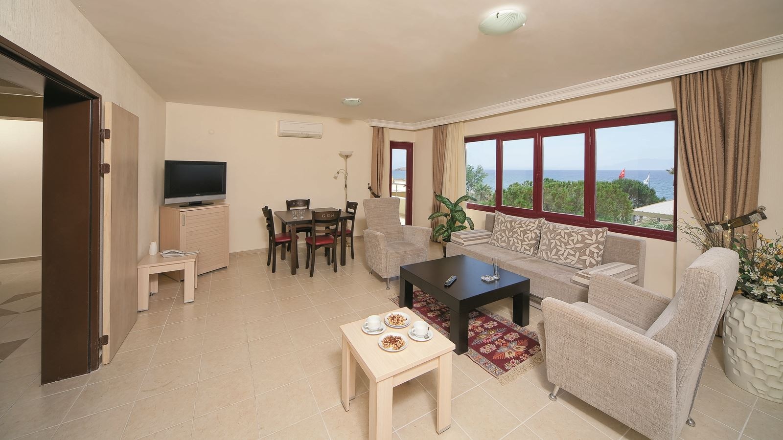 rooms-family-room-garden-wiew