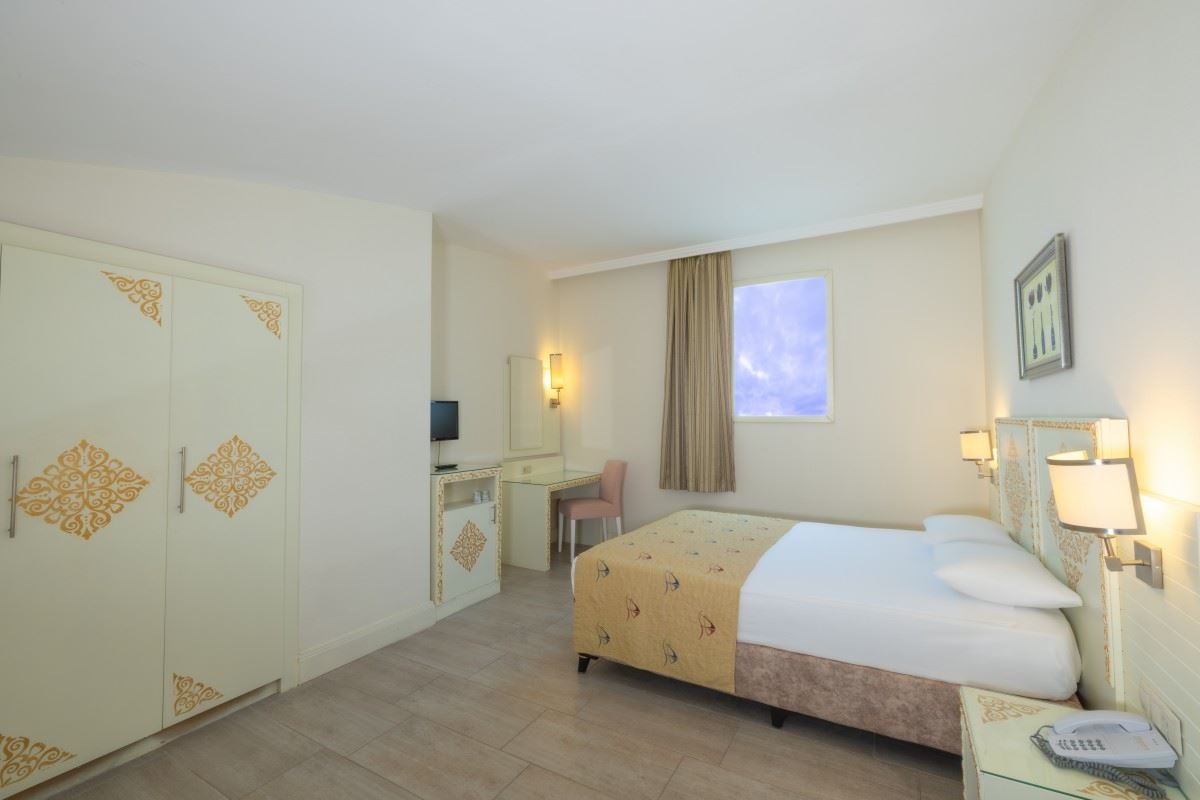 rooms-dublex-family-room-land-view