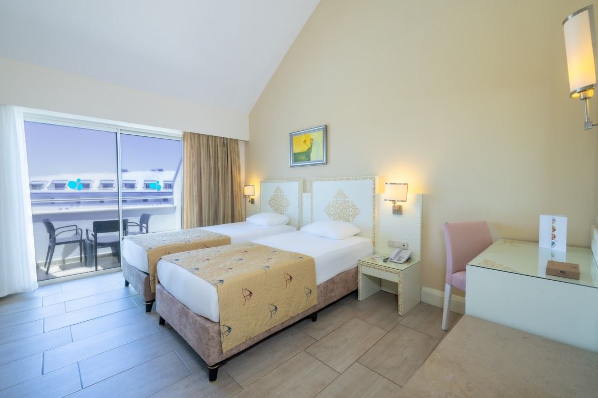 rooms-dublex-family-room-land-view