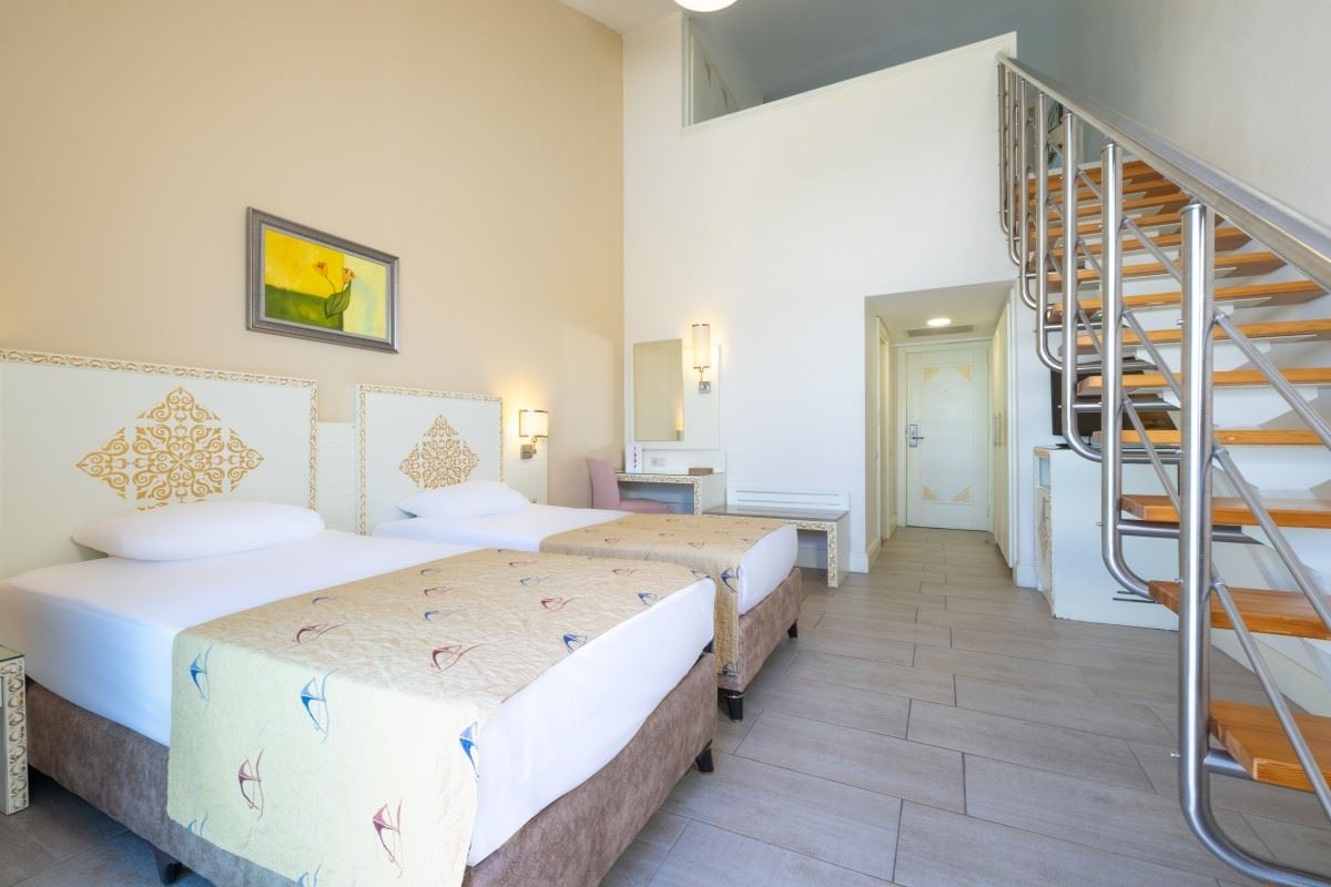 rooms-dublex-family-room-land-view