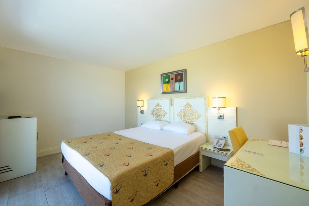 rooms-dublex-family-room-land-view