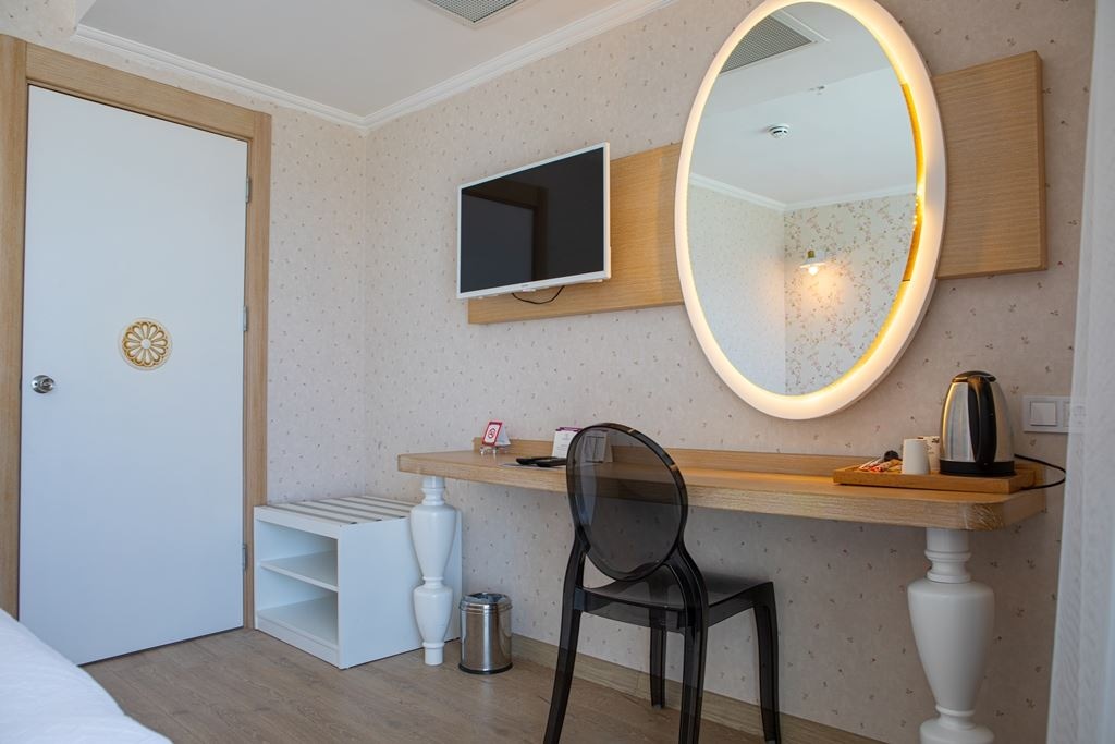 rooms-family-room-land-view