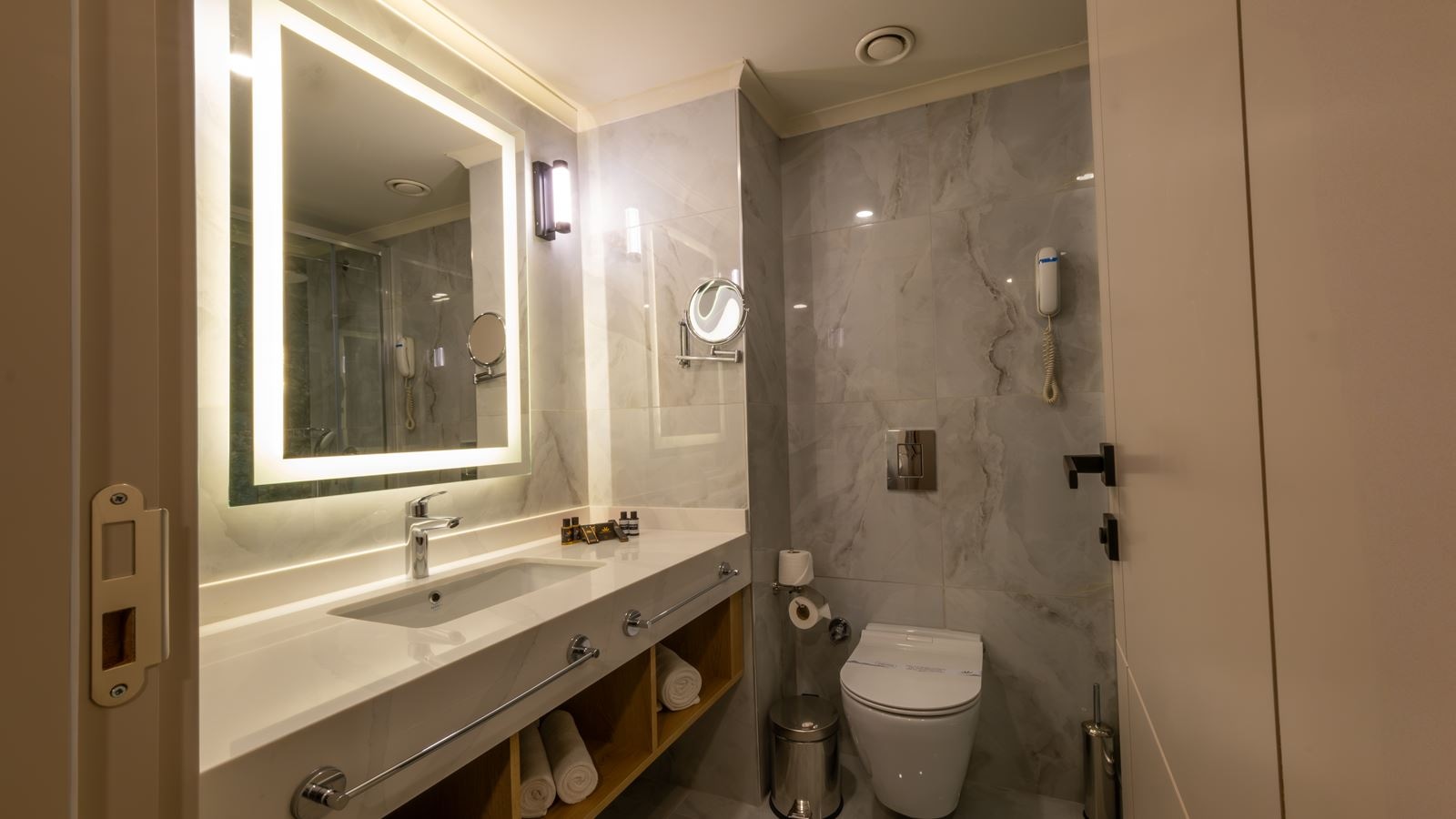 rooms-family-room-b-roh