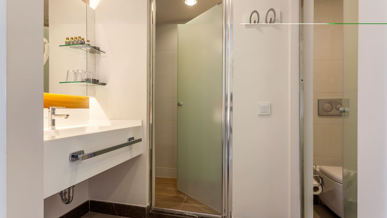 rooms-single-standart-room-pool-view