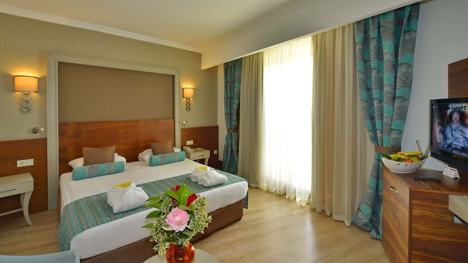 rooms-standard-room-pool-view