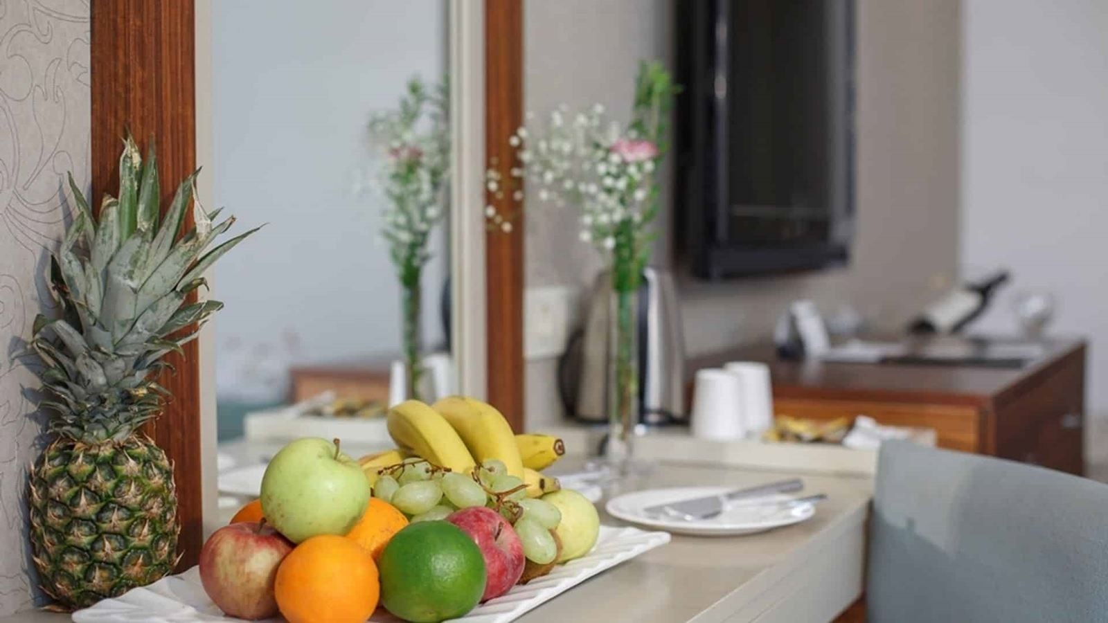 rooms-family-room-pool-view