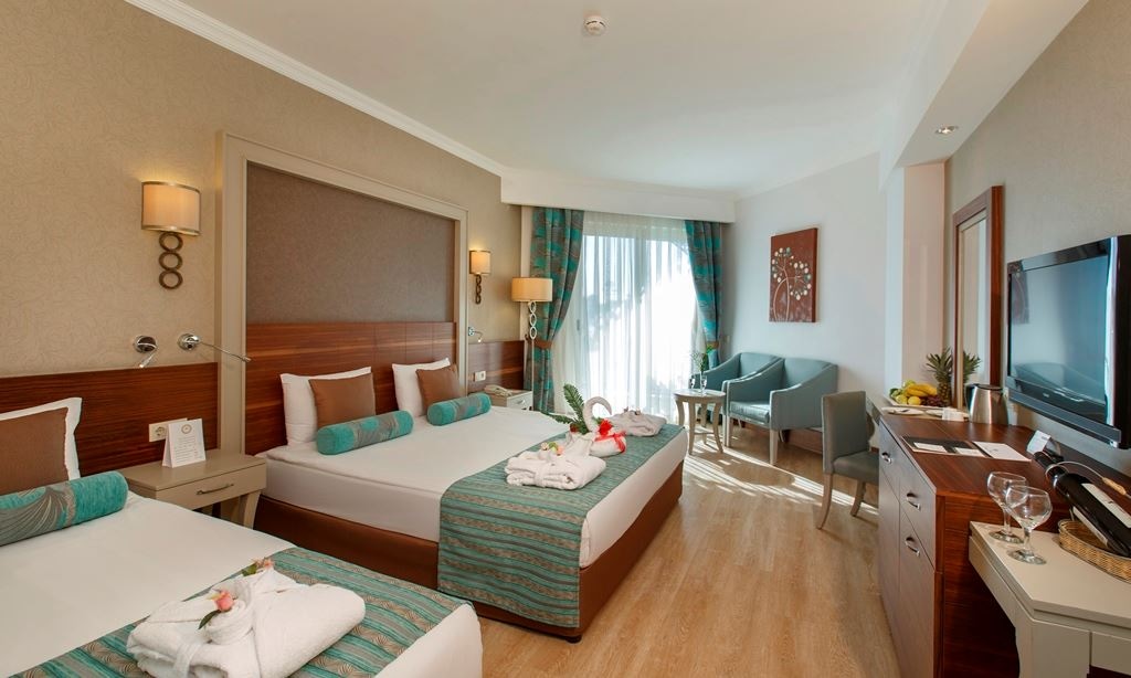 rooms-standard-room-pool-view