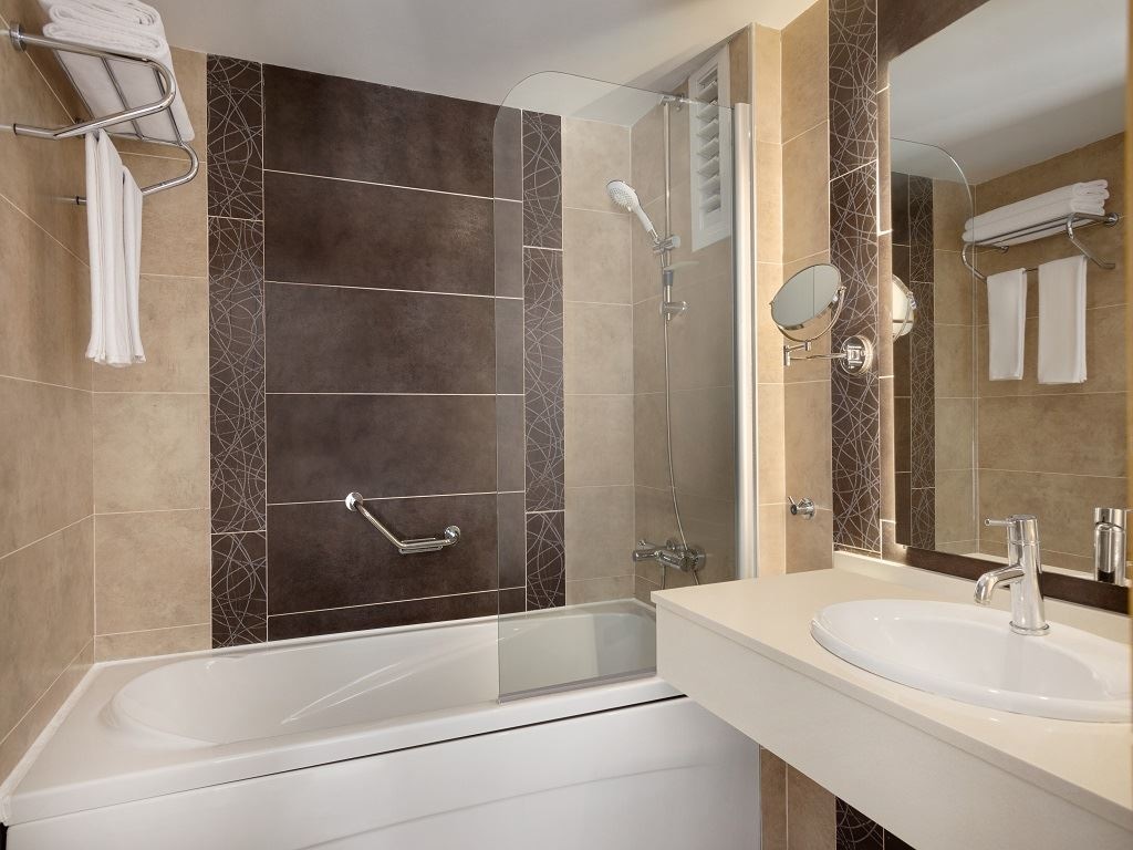 rooms-club-room-land-view