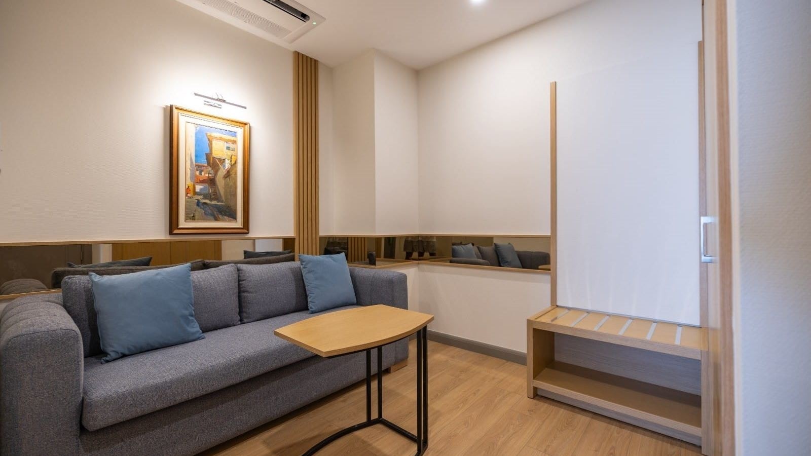 rooms-deluxe-suite-room