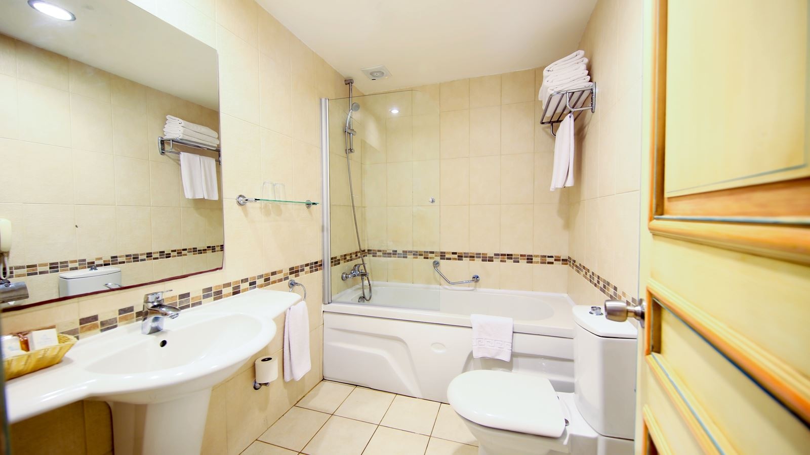 rooms-family-room-garden-view