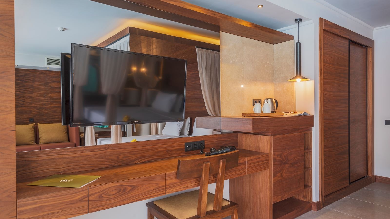 rooms-luxury-suites-with-jacuzzi