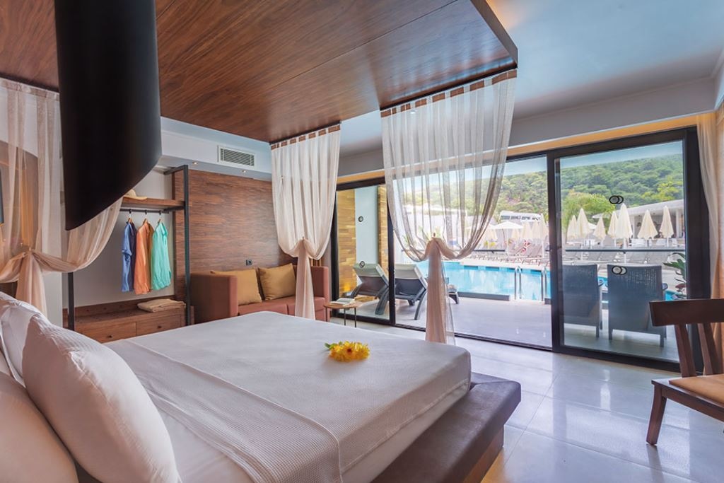 rooms-luxury-suites--swimup