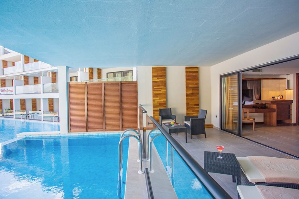 rooms-luxury-suites-with-private-pool