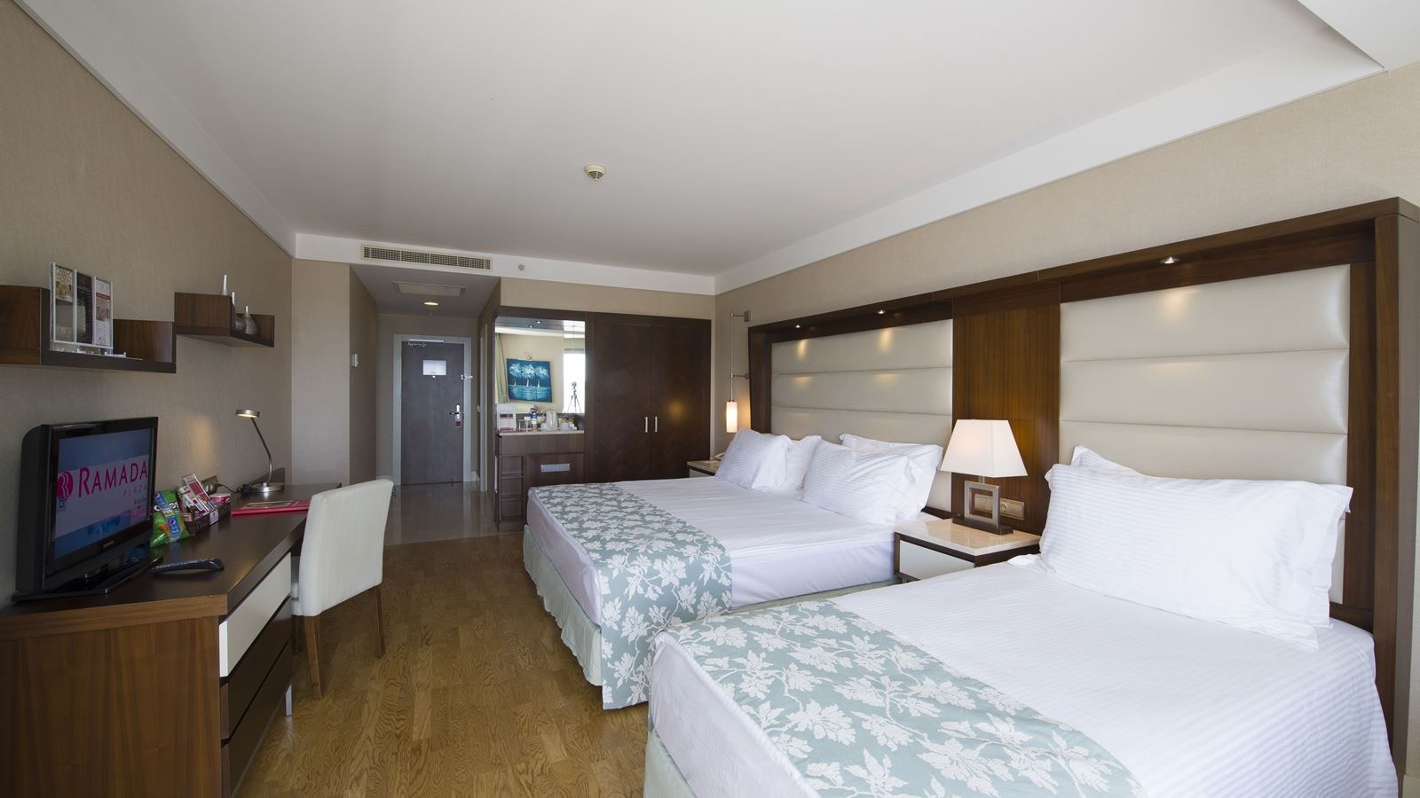 rooms-deluxe-room-side-sea-view-with-balcony