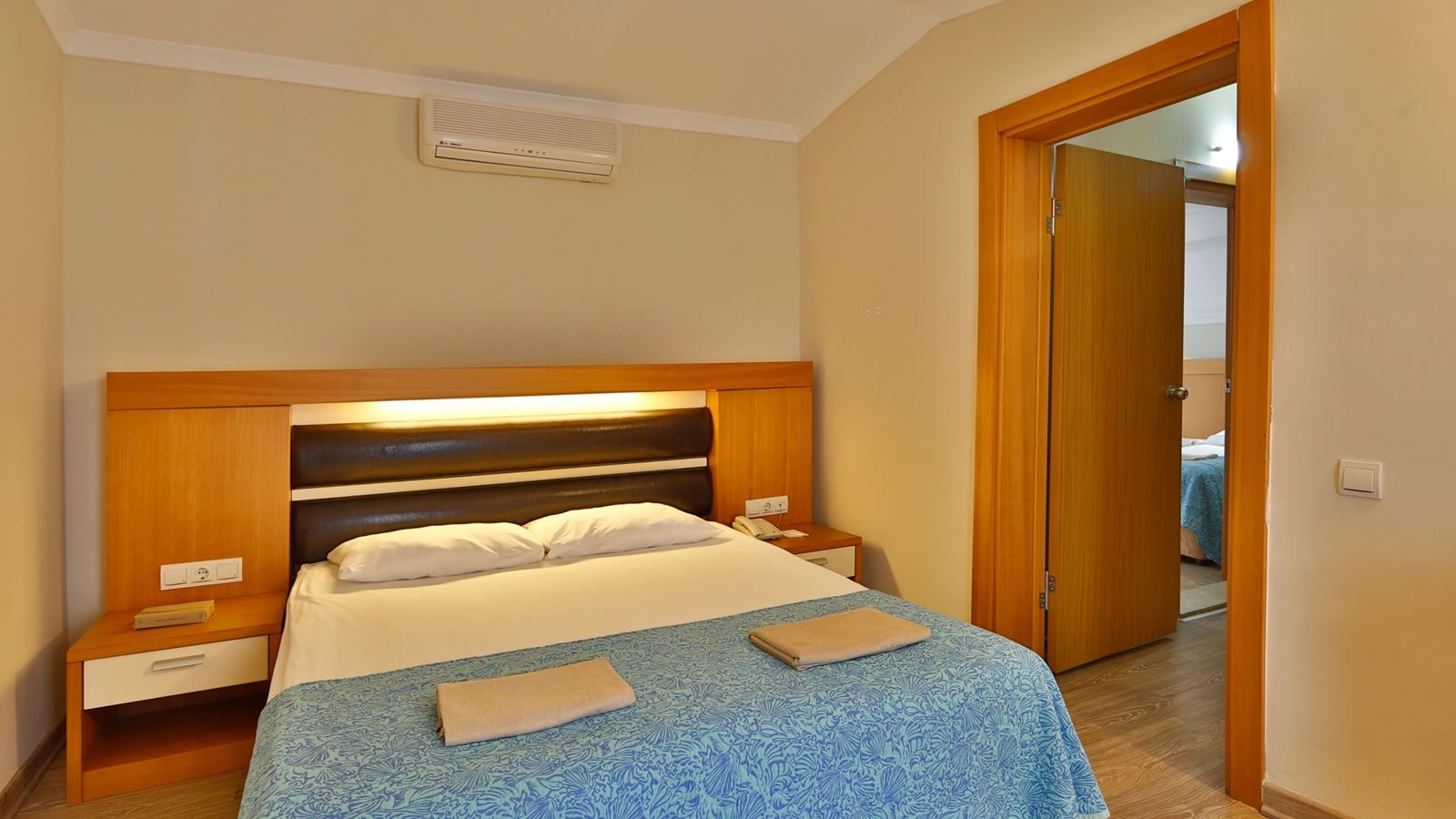 rooms-family-room-land-view