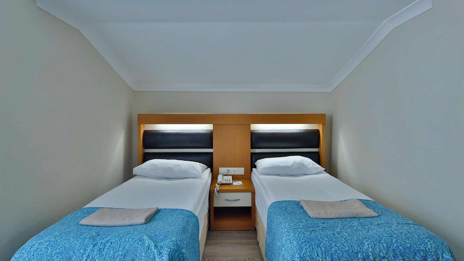 rooms-family-room-land-view