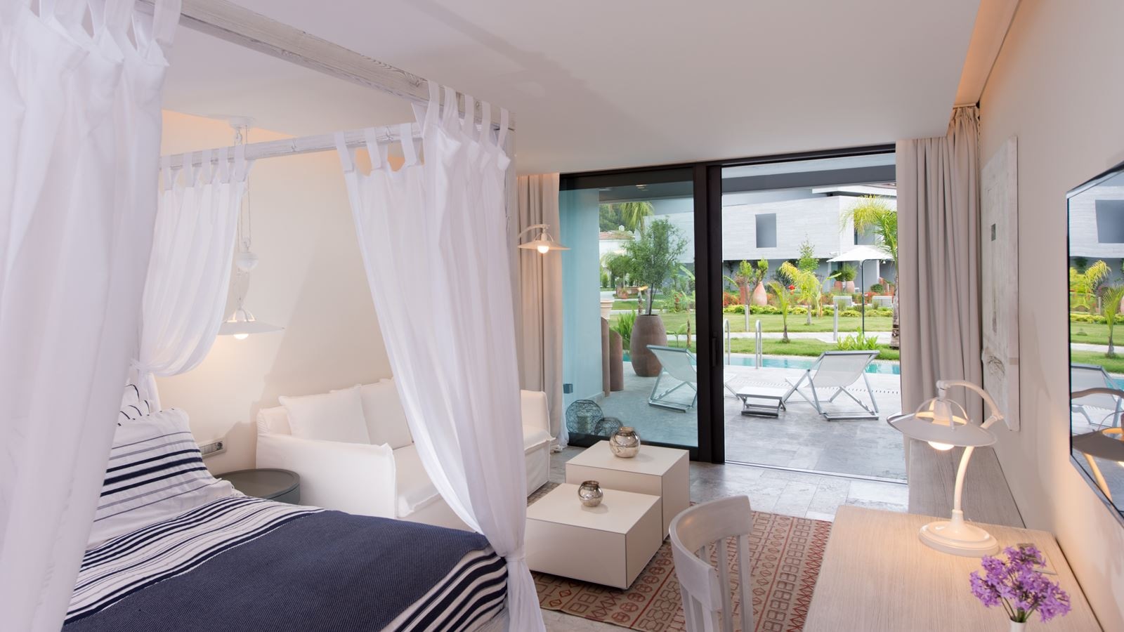 rooms-deluxe-room-pool-access