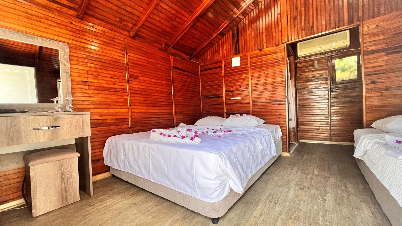 rooms-bungalow-standard-room