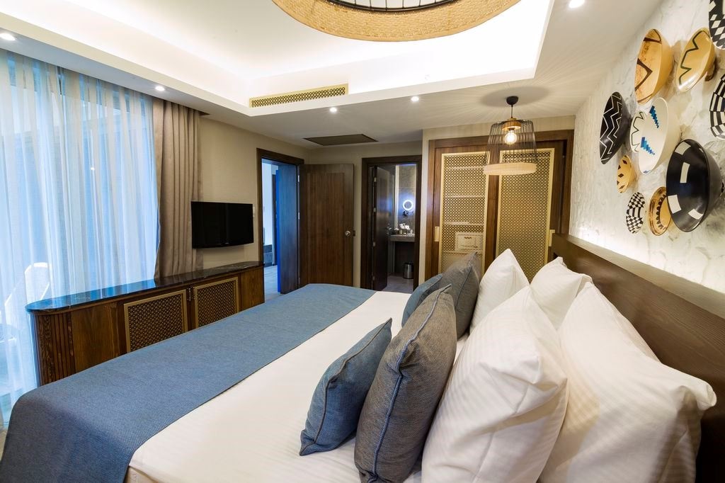 rooms-family-pool-house-upper-floor