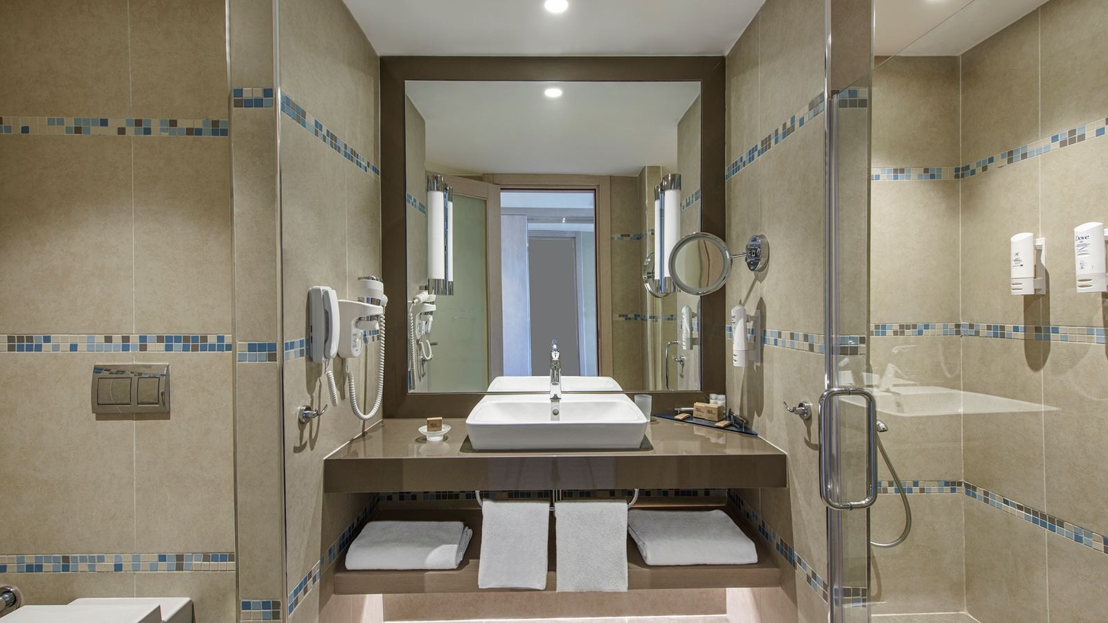 rooms-deluxe-building-family-room